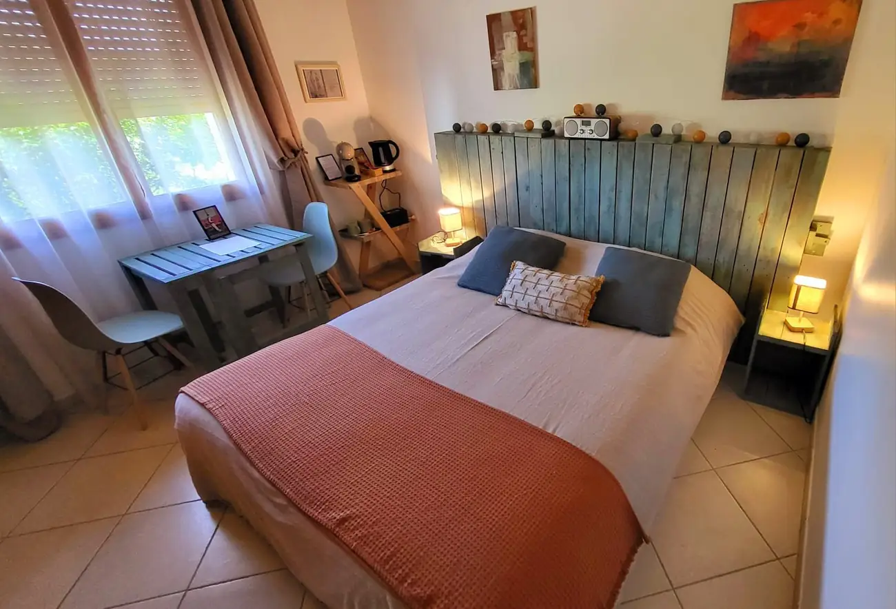 Chambre lumineuse avec lit confortable