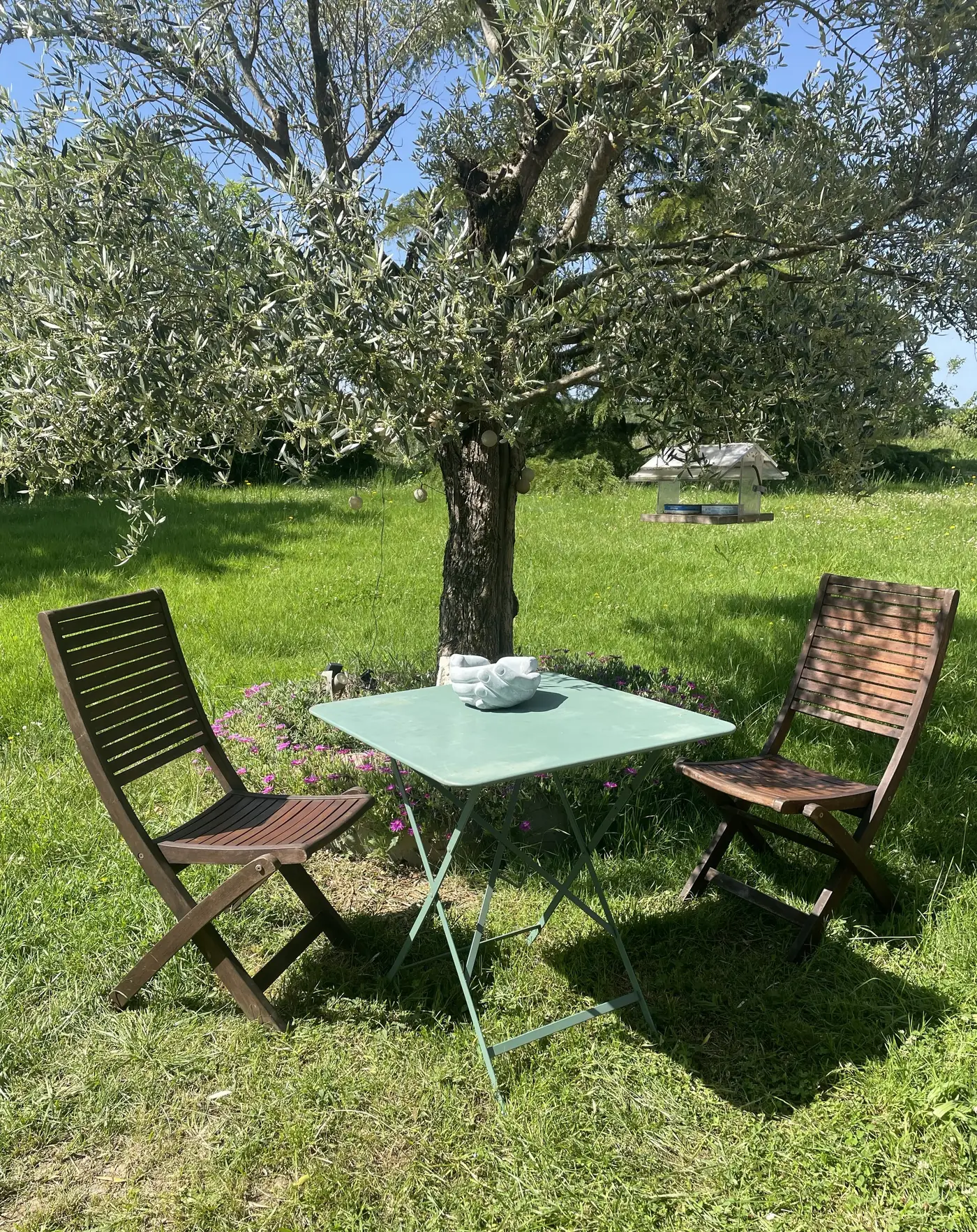 Table extérieure dans le jardin des Chambres d'Athéla