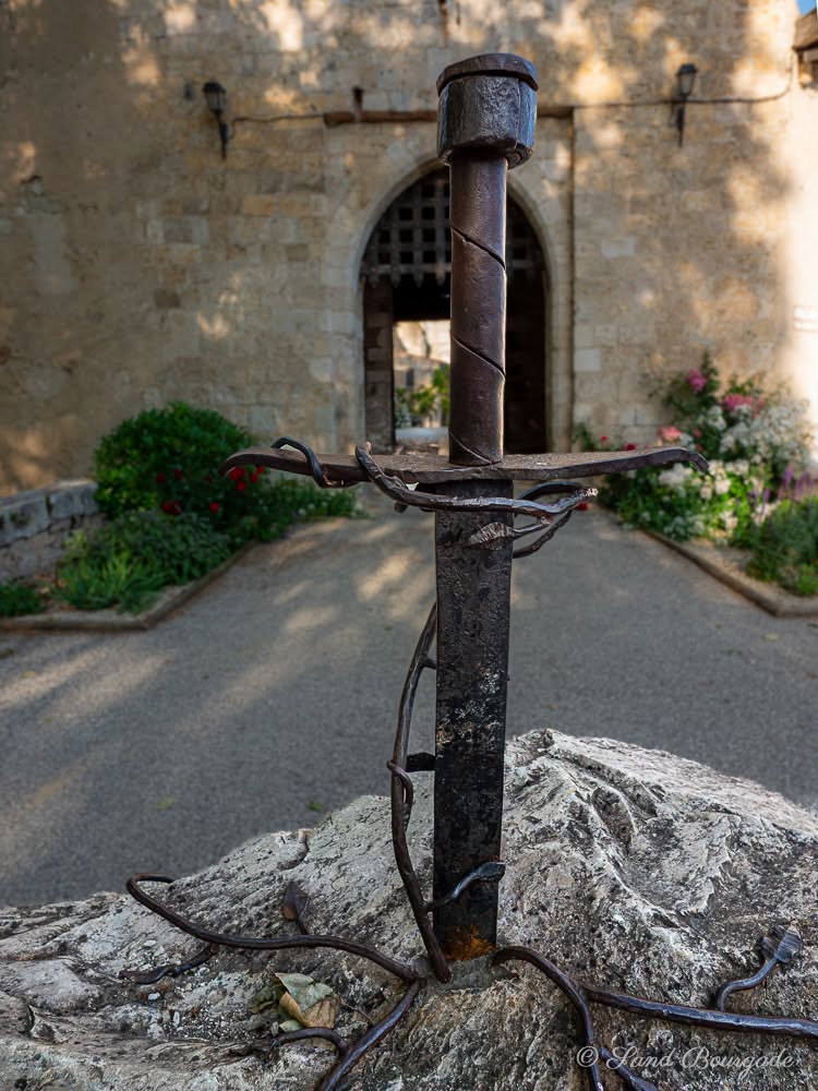 Épée plantée dans un rocher à Sarrant