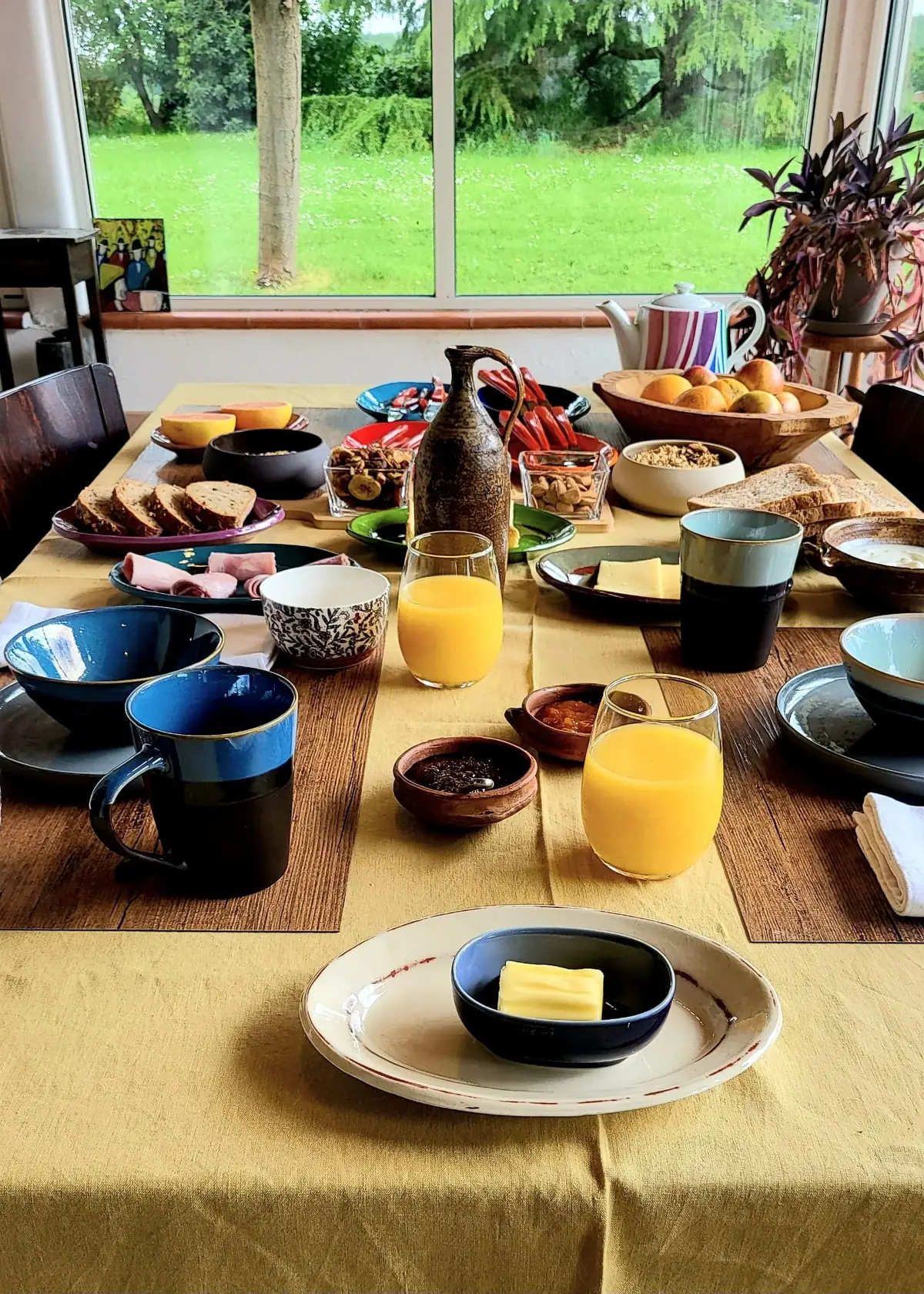 Petit-déjeuner servi avec produits maison