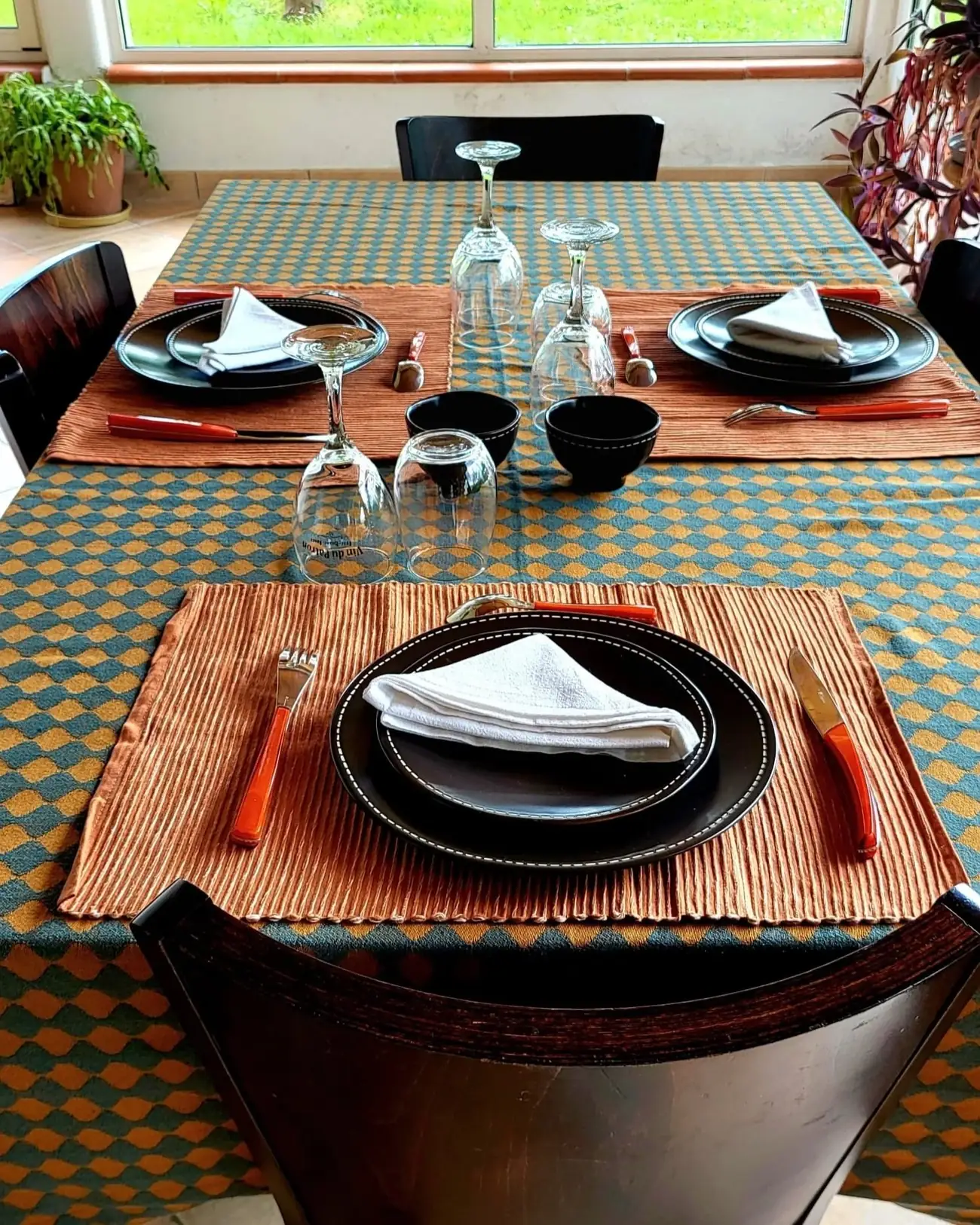 Table dressée pour le repas